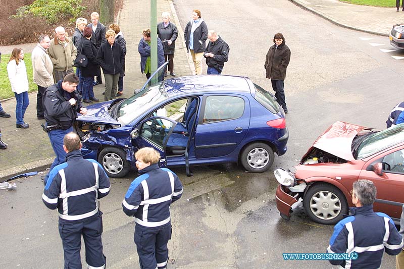 01012305.jpg - DORDTENAAR :Dordrecht:23-01-2001:bij een aanrijding op de viotekade dordrecht raakte 2 mesnen (vrouwen ) zwaar gewond en werden naar een ziekenhuis gebrachtde brandweer demoneerde de accu's van beide auto's in verband met brand gevaar.Deze digitale foto blijft eigendom van FOTOPERSBURO BUSINK. Wij hanteren de voorwaarden van het N.V.F. en N.V.J. Gebruik van deze foto impliceert dat u bekend bent  en akkoord gaat met deze voorwaarden bij publicatie.EB/ETIENNE BUSINK