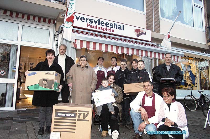 01012401.jpg - DE STEM VAN DORDT :Dordrecht:24-01-2001:Slagerij de vleashal paulusplein dordrecht dhr freek jansen met 7 winnars op de fotoDeze digitale foto blijft eigendom van FOTOPERSBURO BUSINK. Wij hanteren de voorwaarden van het N.V.F. en N.V.J. Gebruik van deze foto impliceert dat u bekend bent  en akkoord gaat met deze voorwaarden bij publicatie.EB/ETIENNE BUSINK