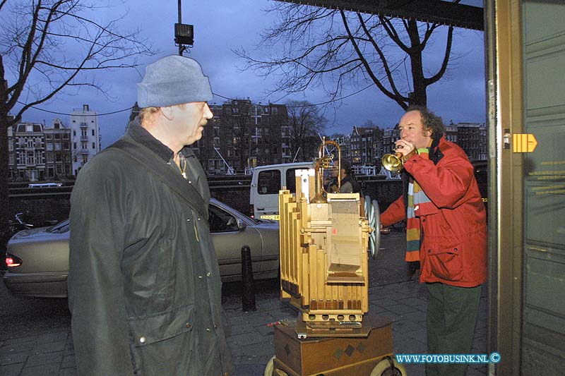 01012515.jpg - oro-oro.hva Teacherslab:Carre Netherlands Amsterdam:25-26-27-01-2001:Deze digitale foto blijft eigendom van FOTOPERSBURO BUSINK. Wij hanteren de voorwaarden van het N.V.F. en N.V.J. Gebruik van deze foto impliceert dat u bekend bent  en akkoord gaat met deze voorwaarden bij publicatie.EB/ETIENNE BUSINK