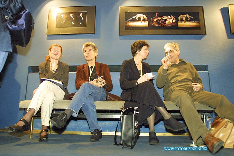 01012574.jpg - oro-oro.hva Teacherslab:Carre Netherlands Amsterdam:25-26-27-01-2001:Deze digitale foto blijft eigendom van FOTOPERSBURO BUSINK. Wij hanteren de voorwaarden van het N.V.F. en N.V.J. Gebruik van deze foto impliceert dat u bekend bent  en akkoord gaat met deze voorwaarden bij publicatie.EB/ETIENNE BUSINK