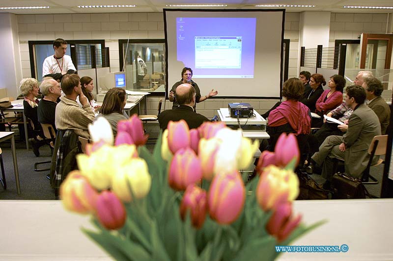 01012676.jpg - oro-oro.hva Teacherslab:hoge school van Amsterdam Netherlands Amsterdam:25-26-27-01-2001:Deze digitale foto blijft eigendom van FOTOPERSBURO BUSINK. Wij hanteren de voorwaarden van het N.V.F. en N.V.J. Gebruik van deze foto impliceert dat u bekend bent  en akkoord gaat met deze voorwaarden bij publicatie.EB/ETIENNE BUSINK