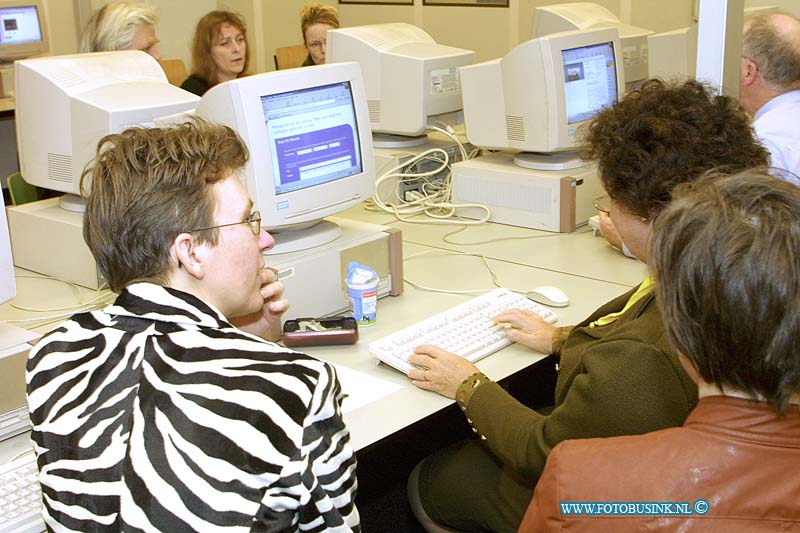 01012766.jpg - oro-oro.hva Teacherslab:hoge school van Amsterdam Netherlands Amsterdam:25-26-27-01-2001:Deze digitale foto blijft eigendom van FOTOPERSBURO BUSINK. Wij hanteren de voorwaarden van het N.V.F. en N.V.J. Gebruik van deze foto impliceert dat u bekend bent  en akkoord gaat met deze voorwaarden bij publicatie.EB/ETIENNE BUSINK