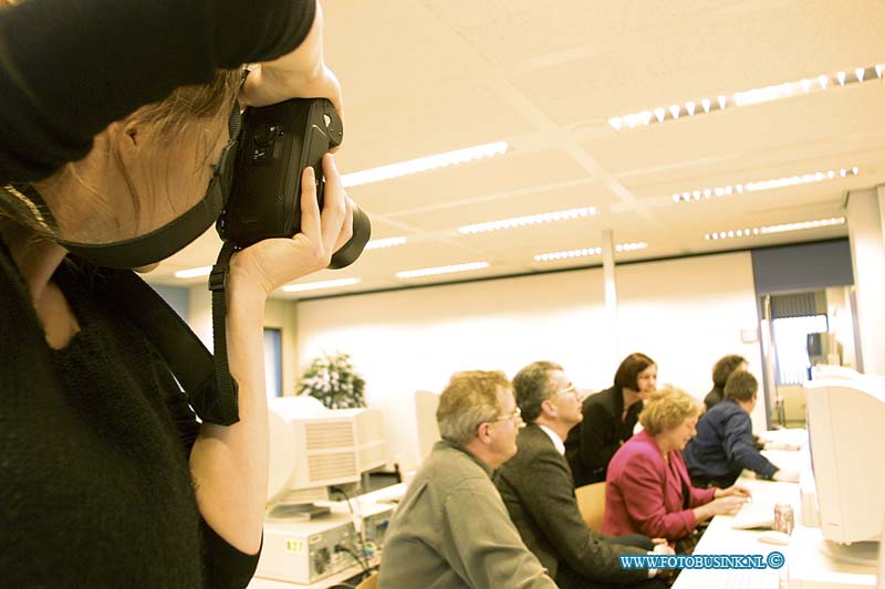 01012776.jpg - oro-oro.hva Teacherslab:hoge school van Amsterdam Netherlands Amsterdam:25-26-27-01-2001:Deze digitale foto blijft eigendom van FOTOPERSBURO BUSINK. Wij hanteren de voorwaarden van het N.V.F. en N.V.J. Gebruik van deze foto impliceert dat u bekend bent  en akkoord gaat met deze voorwaarden bij publicatie.EB/ETIENNE BUSINK