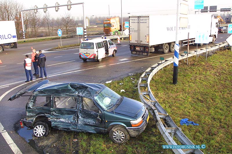 01012901.jpg - DORDTCENTRAAL :Dordrecht:29-01-2001:Ongeval N3/optrit rw a16 vrachtwagen ramt personnenbusje 1 zwaar gewondeDeze digitale foto blijft eigendom van FOTOPERSBURO BUSINK. Wij hanteren de voorwaarden van het N.V.F. en N.V.J. Gebruik van deze foto impliceert dat u bekend bent  en akkoord gaat met deze voorwaarden bij publicatie.EB/ETIENNE BUSINK