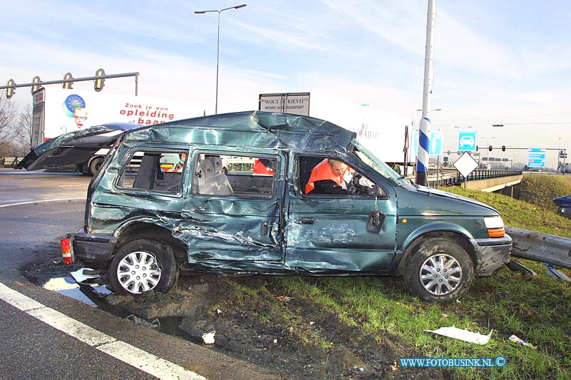 01012902.jpg - DORDTCENTRAAL :Dordrecht:29-01-2001:Ongeval N3/optrit rw a16 vrachtwagen ramt personnenbusje 1 zwaar gewondeDeze digitale foto blijft eigendom van FOTOPERSBURO BUSINK. Wij hanteren de voorwaarden van het N.V.F. en N.V.J. Gebruik van deze foto impliceert dat u bekend bent  en akkoord gaat met deze voorwaarden bij publicatie.EB/ETIENNE BUSINK