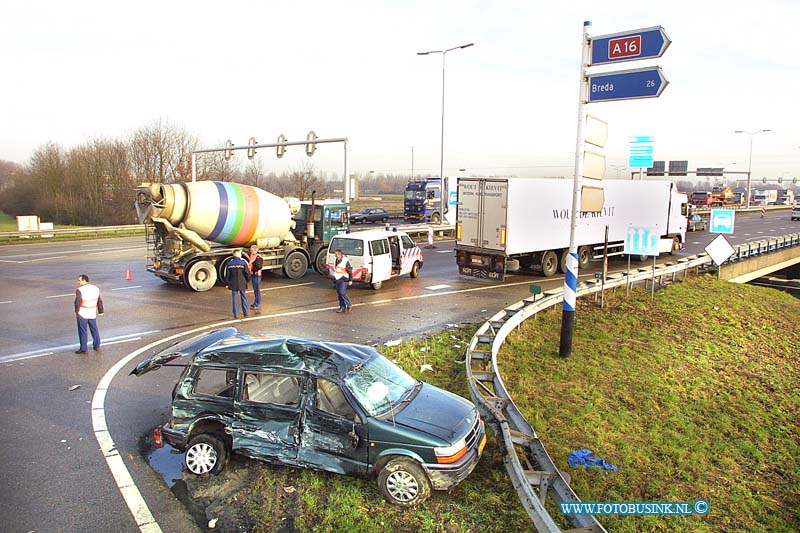 01012903.jpg - DORDTENAAR :Dordrecht:29-01-2001:Ongeval N3/optrit rw a16 vrachtwagen ramt personnenbusje 1 zwaar gewondeDeze digitale foto blijft eigendom van FOTOPERSBURO BUSINK. Wij hanteren de voorwaarden van het N.V.F. en N.V.J. Gebruik van deze foto impliceert dat u bekend bent  en akkoord gaat met deze voorwaarden bij publicatie.EB/ETIENNE BUSINK