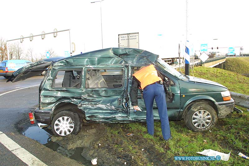 01012904.jpg - DORDTENAAR :Dordrecht:29-01-2001:Ongeval N3/optrit rw a16 vrachtwagen ramt personnenbusje 1 zwaar gewondeDeze digitale foto blijft eigendom van FOTOPERSBURO BUSINK. Wij hanteren de voorwaarden van het N.V.F. en N.V.J. Gebruik van deze foto impliceert dat u bekend bent  en akkoord gaat met deze voorwaarden bij publicatie.EB/ETIENNE BUSINK