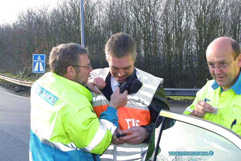 01012905.jpg - DORDTCENTRAAL :Dordrecht:29-01-2001:geke geit van de ggd en politie bram zijde veldOngeval N3/optrit rw a16 vrachtwagen ramt personnenbusje 1 zwaar gewondeDeze digitale foto blijft eigendom van FOTOPERSBURO BUSINK. Wij hanteren de voorwaarden van het N.V.F. en N.V.J. Gebruik van deze foto impliceert dat u bekend bent  en akkoord gaat met deze voorwaarden bij publicatie.EB/ETIENNE BUSINK