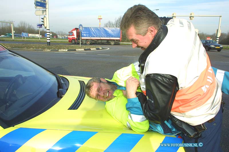 01012906.jpg - DORDTCENTRAAL :Dordrecht:29-01-2001:geke geit van de ggd en politie bram zijde veldOngeval N3/optrit rw a16 vrachtwagen ramt personnenbusje 1 zwaar gewondeDeze digitale foto blijft eigendom van FOTOPERSBURO BUSINK. Wij hanteren de voorwaarden van het N.V.F. en N.V.J. Gebruik van deze foto impliceert dat u bekend bent  en akkoord gaat met deze voorwaarden bij publicatie.EB/ETIENNE BUSINK