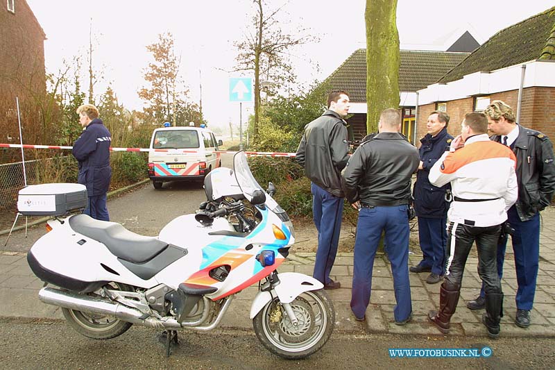 01013001.jpg - DE VONK:Nieuwe lekkerland:30-01-2001:meisje verkracht nabij sporthal de klipper aan de midde4lweg/klipperstraatDeze digitale foto blijft eigendom van FOTOPERSBURO BUSINK. Wij hanteren de voorwaarden van het N.V.F. en N.V.J. Gebruik van deze foto impliceert dat u bekend bent  en akkoord gaat met deze voorwaarden bij publicatie.EB/ETIENNE BUSINK