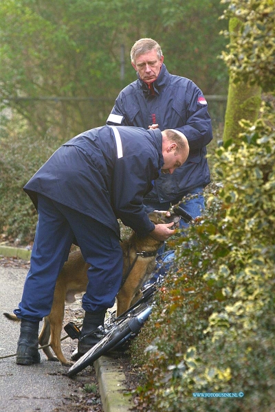 01013002.jpg - DE VONK:Nieuwe lekkerland:30-01-2001:meisje verkracht nabij sporthal de klipper aan de midde4lweg/klipperstraatDeze digitale foto blijft eigendom van FOTOPERSBURO BUSINK. Wij hanteren de voorwaarden van het N.V.F. en N.V.J. Gebruik van deze foto impliceert dat u bekend bent  en akkoord gaat met deze voorwaarden bij publicatie.EB/ETIENNE BUSINK