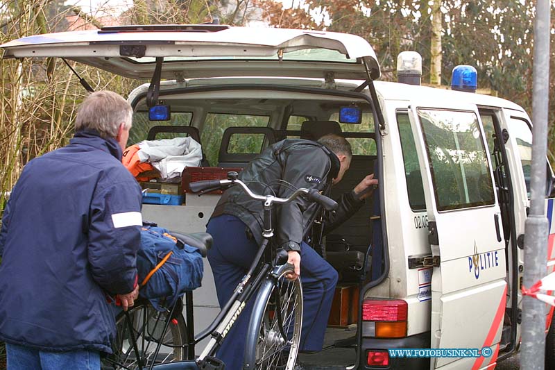 01013003.jpg - DE VONK:Nieuwe lekkerland:30-01-2001:meisje verkracht nabij sporthal de klipper aan de midde4lweg/klipperstraatDeze digitale foto blijft eigendom van FOTOPERSBURO BUSINK. Wij hanteren de voorwaarden van het N.V.F. en N.V.J. Gebruik van deze foto impliceert dat u bekend bent  en akkoord gaat met deze voorwaarden bij publicatie.EB/ETIENNE BUSINK