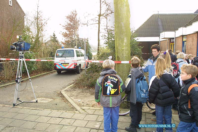 01013004.jpg - DE DORDTENAAR:Nieuwe lekkerland:30-01-2001:meisje verkracht nabij sporthal de klipper aan de midde4lweg/klipperstraatDeze digitale foto blijft eigendom van FOTOPERSBURO BUSINK. Wij hanteren de voorwaarden van het N.V.F. en N.V.J. Gebruik van deze foto impliceert dat u bekend bent  en akkoord gaat met deze voorwaarden bij publicatie.EB/ETIENNE BUSINK