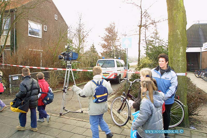 01013006.jpg - Rotterdams dagblad:Nieuwe lekkerland:30-01-2001:meisje verkracht nabij sporthal de klipper aan de midde4lweg/klipperstraatDeze digitale foto blijft eigendom van FOTOPERSBURO BUSINK. Wij hanteren de voorwaarden van het N.V.F. en N.V.J. Gebruik van deze foto impliceert dat u bekend bent  en akkoord gaat met deze voorwaarden bij publicatie.EB/ETIENNE BUSINK