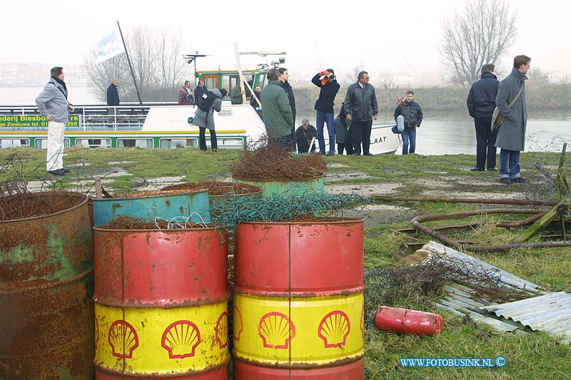 01013103.jpg - WFA :Dordrecht:31-01-2001:de sp -manifestatie en nu snel,shell protest actie dordtse bieschebos vuilstortplaats de stort van toostDeze digitale foto blijft eigendom van FOTOPERSBURO BUSINK. Wij hanteren de voorwaarden van het N.V.F. en N.V.J. Gebruik van deze foto impliceert dat u bekend bent  en akkoord gaat met deze voorwaarden bij publicatie.EB/ETIENNE BUSINK