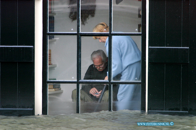 03122101.jpg - FOTOOPDRACHT:Dordrecht:21-10-2003:ook het hoge water bedreigde Dordrecht en regio zoals deze woningen aan de Hooikade te Dordrecht bewonners probeerde te redden wat er te redden was. maar de woningen liepen gewoon onderwater het water stond tot halve wegen de ramen.Deze digitale foto blijft eigendom van FOTOPERSBURO BUSINK. Wij hanteren de voorwaarden van het N.V.F. en N.V.J. Gebruik van deze foto impliceert dat u bekend bent  en akkoord gaat met deze voorwaarden bij publicatie.EB/ETIENNE BUSINK