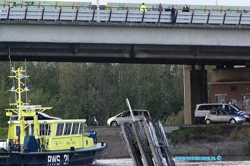 08100301.jpg - FOTOOPDRACHT:Papendrecht:03-10-2008:een onbekende jongen man dreigd van het fietspad van de brug over de rivier de benedenmerwede tussen Dordrcht en Papenmdrecht te springen. na bemiddelingvan de polite en vele vrienden klom de jongen weer terug over de reailing na meerd an 1,5 uur.Deze digitale foto blijft eigendom van FOTOPERSBURO BUSINK. Wij hanteren de voorwaarden van het N.V.F. en N.V.J. Gebruik van deze foto impliceert dat u bekend bent  en akkoord gaat met deze voorwaarden bij publicatie.EB/ETIENNE BUSINK