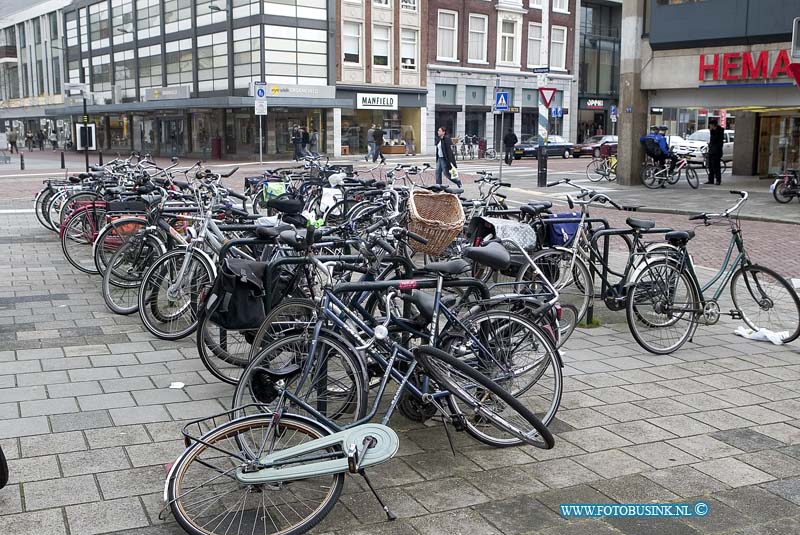 08100602.jpg - FOTOOPDRACHT:Dordrecht:06-10-2008:gem dordt moet fietser te gemoed aan fiets plan komen  parkeerproblemen bij hema voor fiestenDeze digitale foto blijft eigendom van FOTOPERSBURO BUSINK. Wij hanteren de voorwaarden van het N.V.F. en N.V.J. Gebruik van deze foto impliceert dat u bekend bent  en akkoord gaat met deze voorwaarden bij publicatie.EB/ETIENNE BUSINK