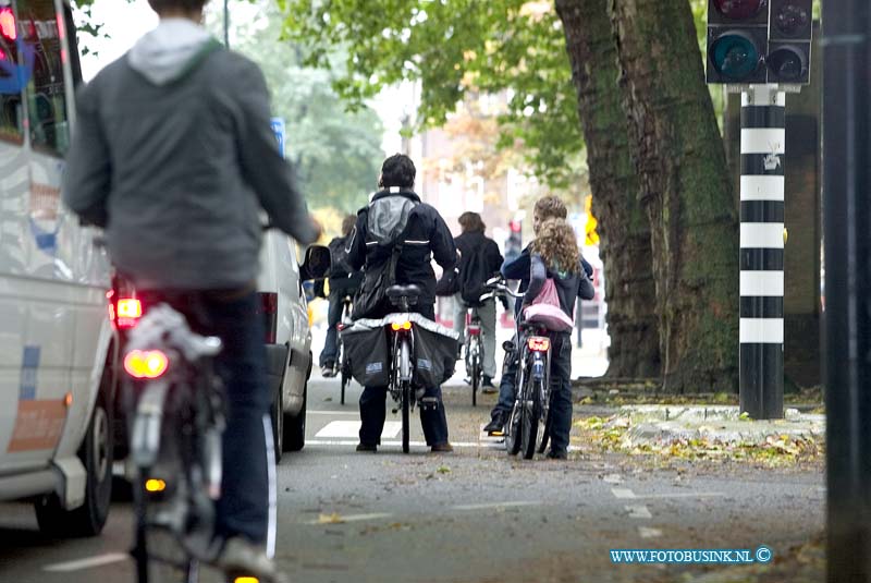 08100603.jpg - FOTOOPDRACHT:Dordrecht:06-10-2008:gem dordt moet fietser te gemoed aan fiets plan komen  fietserwachtend voor stoplicht VriesewegDeze digitale foto blijft eigendom van FOTOPERSBURO BUSINK. Wij hanteren de voorwaarden van het N.V.F. en N.V.J. Gebruik van deze foto impliceert dat u bekend bent  en akkoord gaat met deze voorwaarden bij publicatie.EB/ETIENNE BUSINK