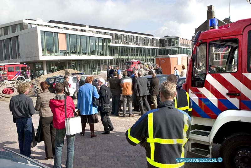 08100605.jpg - FOTOOPDRACHT:Zwijndrecht:06-10-2008:Bij een kleine maar korte brand werdt het nieuwe stadhuis van zwijndrecht tijdelijk voor enkelen uren ontruimd.Deze digitale foto blijft eigendom van FOTOPERSBURO BUSINK. Wij hanteren de voorwaarden van het N.V.F. en N.V.J. Gebruik van deze foto impliceert dat u bekend bent  en akkoord gaat met deze voorwaarden bij publicatie.EB/ETIENNE BUSINK