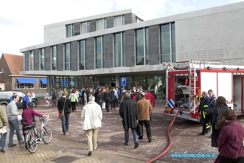 08100606.jpg - FOTOOPDRACHT:Zwijndrecht:06-10-2008:Bij een kleine maar korte brand werdt het nieuwe stadhuis van zwijndrecht tijdelijk voor enkelen uren ontruimd.Deze digitale foto blijft eigendom van FOTOPERSBURO BUSINK. Wij hanteren de voorwaarden van het N.V.F. en N.V.J. Gebruik van deze foto impliceert dat u bekend bent  en akkoord gaat met deze voorwaarden bij publicatie.EB/ETIENNE BUSINK