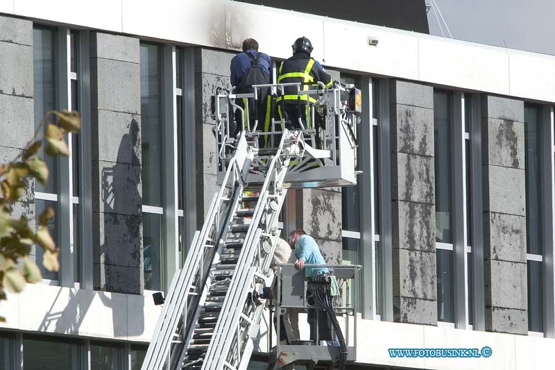 08100607.jpg - FOTOOPDRACHT:Zwijndrecht:06-10-2008:Bij een kleine maar korte brand werdt het nieuwe stadhuis van zwijndrecht tijdelijk voor enkelen uren ontruimd.Deze digitale foto blijft eigendom van FOTOPERSBURO BUSINK. Wij hanteren de voorwaarden van het N.V.F. en N.V.J. Gebruik van deze foto impliceert dat u bekend bent  en akkoord gaat met deze voorwaarden bij publicatie.EB/ETIENNE BUSINK