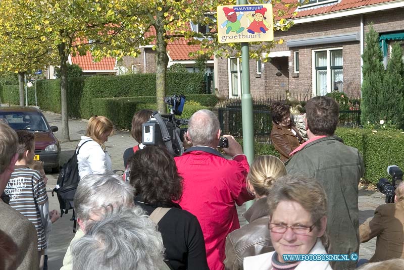 08100803.jpg - FOTOOPDRACHT:Dordrecht:08-10-2008:onthuldeging de huurderscommissie Mauvebuurt officieel een groetbord op de hoek Jozelf Israëlsstraat/Willem MarisstraatDeze digitale foto blijft eigendom van FOTOPERSBURO BUSINK. Wij hanteren de voorwaarden van het N.V.F. en N.V.J. Gebruik van deze foto impliceert dat u bekend bent  en akkoord gaat met deze voorwaarden bij publicatie.EB/ETIENNE BUSINK