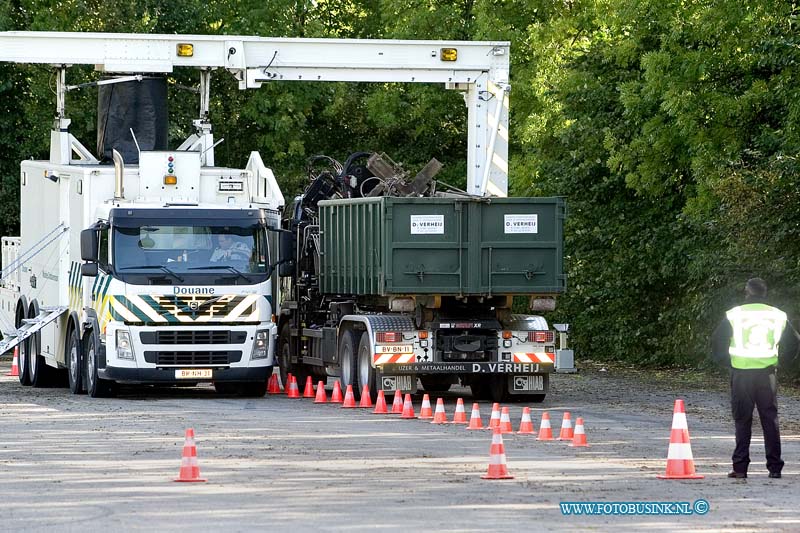 08100906.jpg - FOTOOPDRACHT:Dordrecht:09-10-2008:Dordrecht:09-10-2008: Grote controle voor vrachtwagens op de RW A16 plaats parkeerterrein sportpark amstelijck laan van london. de controle werd door de poltie zhz, klpd, RDW,Douane met rontgenstralings scan vrachtwagen, met vrachtwagen mobile weegbrug.Deze digitale foto blijft eigendom van FOTOPERSBURO BUSINK. Wij hanteren de voorwaarden van het N.V.F. en N.V.J. Gebruik van deze foto impliceert dat u bekend bent  en akkoord gaat met deze voorwaarden bij publicatie.EB/ETIENNE BUSINK