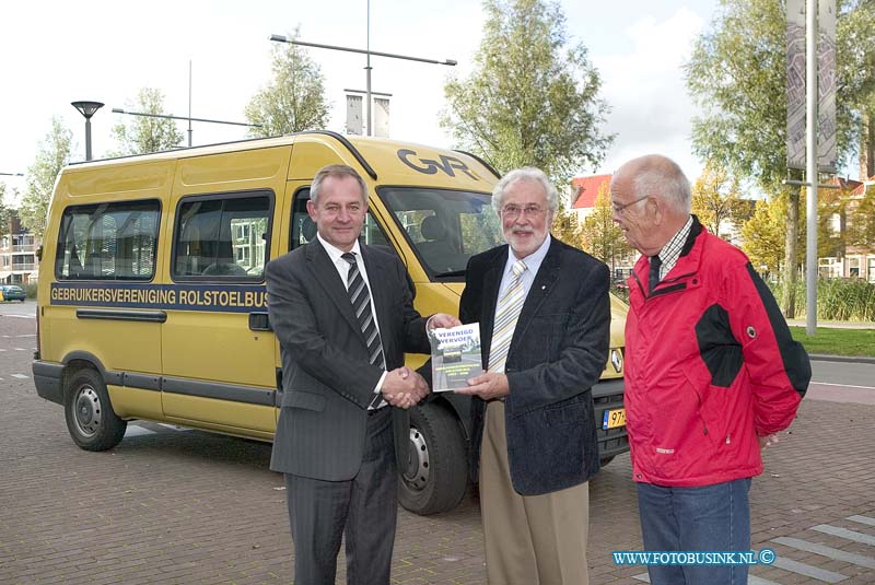 08100907.jpg - FOTOOPDRACHT:Dordrecht:09-10-2008:overhandigt de GVR (Gebruikers Vereniging Rolstoelbus) in het kader van haar 25-jarig bestaan een boekje aan wethouder Kamsteeg. Deze digitale foto blijft eigendom van FOTOPERSBURO BUSINK. Wij hanteren de voorwaarden van het N.V.F. en N.V.J. Gebruik van deze foto impliceert dat u bekend bent  en akkoord gaat met deze voorwaarden bij publicatie.EB/ETIENNE BUSINK