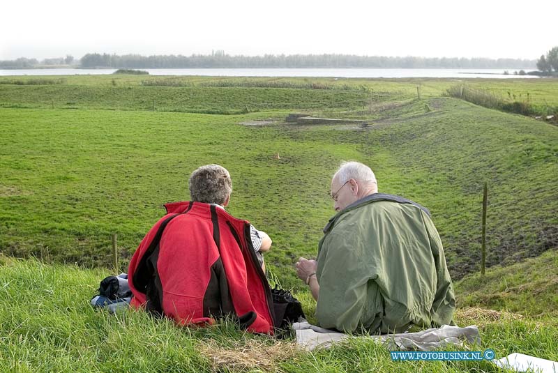 08101104.jpg - FOTOOPDRACHT:Dordrecht:11-10-2008:kop van t land zeedijk dievrse zomer fot's van mensnen op bankjes bij het water of in het gras zittendDeze digitale foto blijft eigendom van FOTOPERSBURO BUSINK. Wij hanteren de voorwaarden van het N.V.F. en N.V.J. Gebruik van deze foto impliceert dat u bekend bent  en akkoord gaat met deze voorwaarden bij publicatie.EB/ETIENNE BUSINK