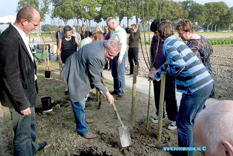 08101107.jpg - FOTOOPDRACHT:Dordrecht:11-10-2008:Wethouder Lagendijk opent zaterdag de zorgboerderij De Veldlinden aan de Noorderelsweg 14. Deze digitale foto blijft eigendom van FOTOPERSBURO BUSINK. Wij hanteren de voorwaarden van het N.V.F. en N.V.J. Gebruik van deze foto impliceert dat u bekend bent  en akkoord gaat met deze voorwaarden bij publicatie.EB/ETIENNE BUSINK