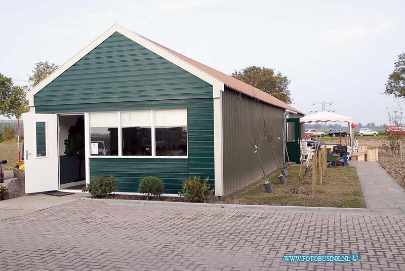 08101109.jpg - FOTOOPDRACHT:Dordrecht:11-10-2008:Wethouder Lagendijk opent zaterdag de zorgboerderij De Veldlinden aan de Noorderelsweg 14. Deze digitale foto blijft eigendom van FOTOPERSBURO BUSINK. Wij hanteren de voorwaarden van het N.V.F. en N.V.J. Gebruik van deze foto impliceert dat u bekend bent  en akkoord gaat met deze voorwaarden bij publicatie.EB/ETIENNE BUSINK