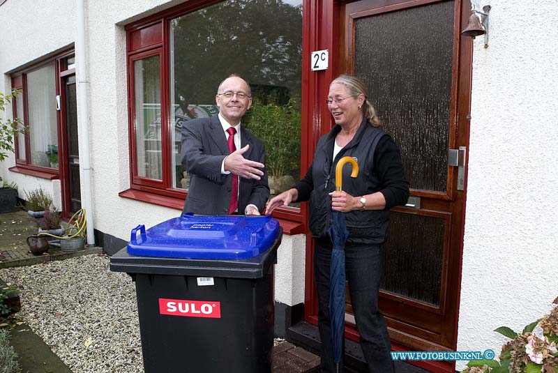 08101601.jpg - FOTOOPDRACHT:Zwijndrecht:16-10-2008:de officiële uitreiking van papiercontainers voor de gescheiden inzameling van oud papier en karton in onze gemeente campagne 'Die pet past ons allemaal!'. Symbolisch overhandigt Arie Dost (wethouder Kwaliteit openbare ruimte) papiercontainers en een scheidingswijzer aan een aantal inwoners bij de witte woningen aan de Laan van NederhovenDeze digitale foto blijft eigendom van FOTOPERSBURO BUSINK. Wij hanteren de voorwaarden van het N.V.F. en N.V.J. Gebruik van deze foto impliceert dat u bekend bent  en akkoord gaat met deze voorwaarden bij publicatie.EB/ETIENNE BUSINK