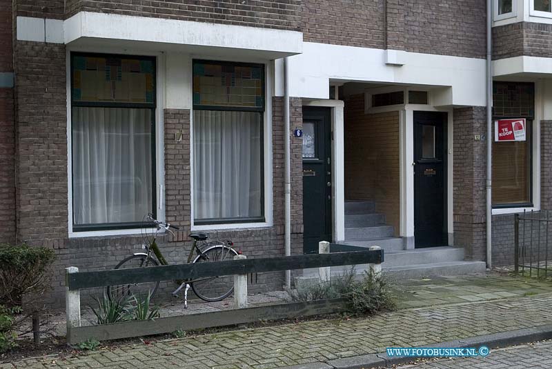 08101603.jpg - FOTOOPDRACHT:Dordrecht:16-10-2008:foto van de Koninginnestraat. In die straat staan een paar panden die worden verhuurd aan werknemers uit Oost-Europa. Het gaat om de nummers 6,10,12, 14-16, 34. Deze digitale foto blijft eigendom van FOTOPERSBURO BUSINK. Wij hanteren de voorwaarden van het N.V.F. en N.V.J. Gebruik van deze foto impliceert dat u bekend bent  en akkoord gaat met deze voorwaarden bij publicatie.EB/ETIENNE BUSINK