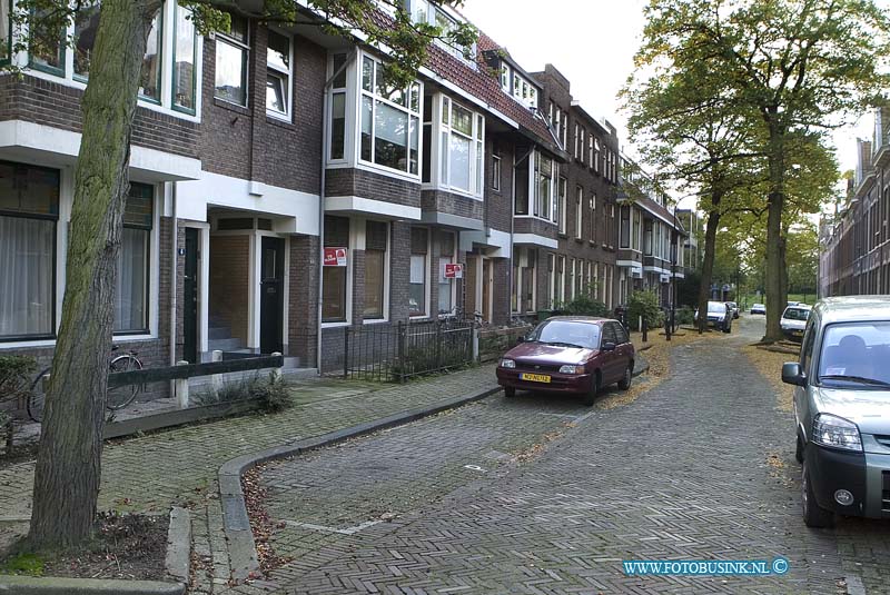 08101604.jpg - FOTOOPDRACHT:Dordrecht:16-10-2008:foto van de Koninginnestraat. In die straat staan een paar panden die worden verhuurd aan werknemers uit Oost-Europa. Het gaat om de nummers 6,10,12, 14-16, 34. Deze digitale foto blijft eigendom van FOTOPERSBURO BUSINK. Wij hanteren de voorwaarden van het N.V.F. en N.V.J. Gebruik van deze foto impliceert dat u bekend bent  en akkoord gaat met deze voorwaarden bij publicatie.EB/ETIENNE BUSINK