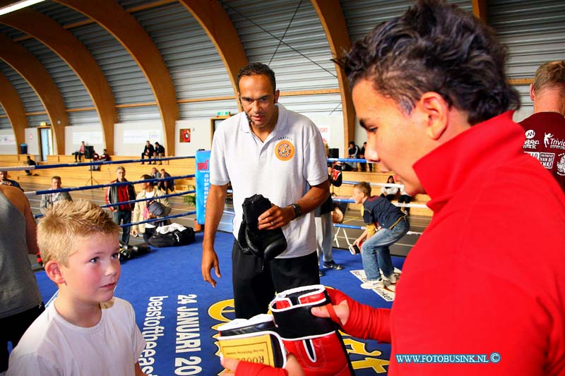 08101801.jpg - FOTOOPDRACHT:Dordrecht:18-10-2008:In de Sporthal Reeland (Halmaheiraplein 35) vindt zaterdag BOX 2008 plaats. Een jongerenevenement met van alles en nog wat. Leuk voor een foto leek me een boksclinic die Arnold Vanderlijde geeftDeze digitale foto blijft eigendom van FOTOPERSBURO BUSINK. Wij hanteren de voorwaarden van het N.V.F. en N.V.J. Gebruik van deze foto impliceert dat u bekend bent  en akkoord gaat met deze voorwaarden bij publicatie.EB/ETIENNE BUSINK