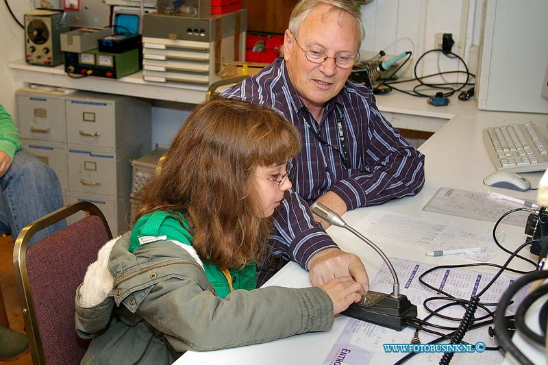 08101803.jpg - FOTOOPDRACHT:Dordrecht:18-10-208:Dit weekend zijn voor alle scoutverenigingen over heel de wereld het "JOTA/JOTI weekend".  Dit betekend dat de scouts doormiddel van zendapparatuur radioverbindingen maken met andere scouts over heel de wereld, en wordt nu voor de 51e keer. JOTA is de afkorting voor Jambori On The Air. Ook in Dordrecht waren diverse verenigingen actief in de ether. Dit werd mogelijk gemaakt door de Dordtse Elektronica Club op het terrein van jeugddorp. Zij hebben de zenders en zendmasten met antennes beschikbaar gesteld voor dit weekend. Onder begeleiding van een gemachtigde zendamateur mocht men een praatje maken met scouts aan de andere kant van de wereld. De kinderen waren blij verrast als zij antwoord kregen uit Amerika. Tegenwoordig is ook het internet een belangrijk deel gaan uitmaken van de dit evenement. Op de digitale snelweg worden ook leuke weetjes uitgewisseld met andere scouts. Meer informatie op http://www.jota-joti.nlDeze digitale foto blijft eigendom van FOTOPERSBURO BUSINK. Wij hanteren de voorwaarden van het N.V.F. en N.V.J. Gebruik van deze foto impliceert dat u bekend bent  en akkoord gaat met deze voorwaarden bij publicatie.EB/ETIENNE BUSINK