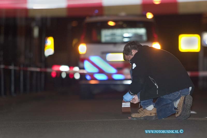 08102101.jpg - FOTOOPDRACHT:Dordrecht:21-10-2008:sint jorisweg t/h van coffie shop t geeltje schietpartij met mogelijk 1 gewonde gezien de vele bloedsporen.de polite heeft een onderzoek gestart.Deze digitale foto blijft eigendom van FOTOPERSBURO BUSINK. Wij hanteren de voorwaarden van het N.V.F. en N.V.J. Gebruik van deze foto impliceert dat u bekend bent  en akkoord gaat met deze voorwaarden bij publicatie.EB/ETIENNE BUSINK