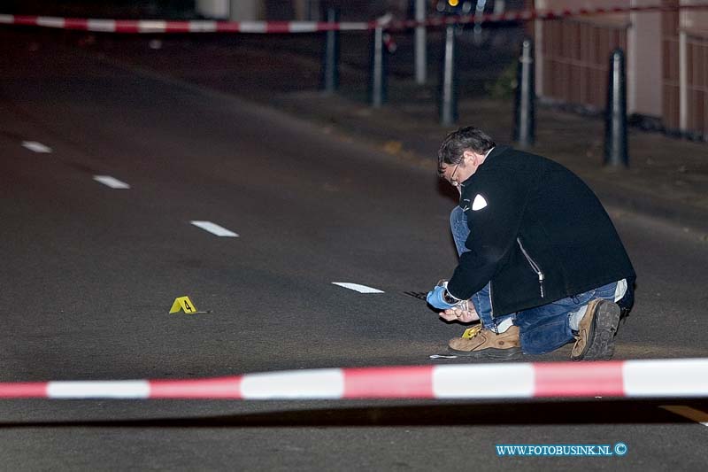 08102105.jpg - FOTOOPDRACHT:Dordrecht:21-10-2008:sint jorisweg t/h van coffie shop t geeltje schietpartij met mogelijk 1 gewonde gezien de vele bloedsporen.de polite heeft een onderzoek gestart.Deze digitale foto blijft eigendom van FOTOPERSBURO BUSINK. Wij hanteren de voorwaarden van het N.V.F. en N.V.J. Gebruik van deze foto impliceert dat u bekend bent  en akkoord gaat met deze voorwaarden bij publicatie.EB/ETIENNE BUSINK