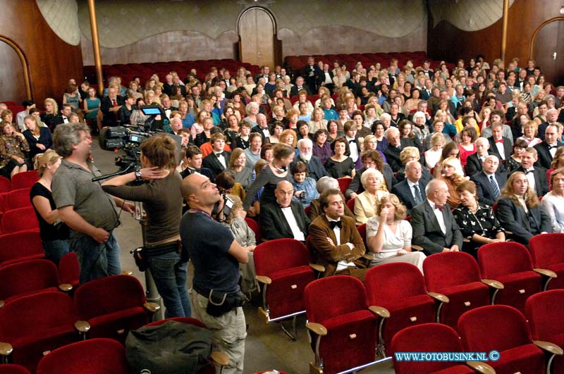 08102201.jpg - FOTOOPDRACHT:Dordrecht:22-10-2008:Dordrecht in Schouwburg Kunstmin opnames gemaakt voor de zevendelige televisieserie Annie MG. Ook een grote groep figuranten uit Dordrecht en omgeving is bij de opnames aanwezig Deze digitale foto blijft eigendom van FOTOPERSBURO BUSINK. Wij hanteren de voorwaarden van het N.V.F. en N.V.J. Gebruik van deze foto impliceert dat u bekend bent  en akkoord gaat met deze voorwaarden bij publicatie.EB/ETIENNE BUSINK