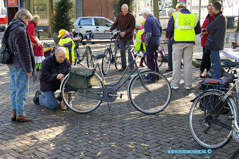08102501.jpg - FOTOOPDRACHT:Dordrecht:25-10-2008:Op het Vrieseplein is weer de jaarlijkse fietsverlichtingsactieDeze digitale foto blijft eigendom van FOTOPERSBURO BUSINK. Wij hanteren de voorwaarden van het N.V.F. en N.V.J. Gebruik van deze foto impliceert dat u bekend bent  en akkoord gaat met deze voorwaarden bij publicatie.EB/ETIENNE BUSINK