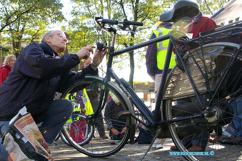 08102502.jpg - FOTOOPDRACHT:Dordrecht:25-10-2008:Op het Vrieseplein is weer de jaarlijkse fietsverlichtingsactieDeze digitale foto blijft eigendom van FOTOPERSBURO BUSINK. Wij hanteren de voorwaarden van het N.V.F. en N.V.J. Gebruik van deze foto impliceert dat u bekend bent  en akkoord gaat met deze voorwaarden bij publicatie.EB/ETIENNE BUSINK