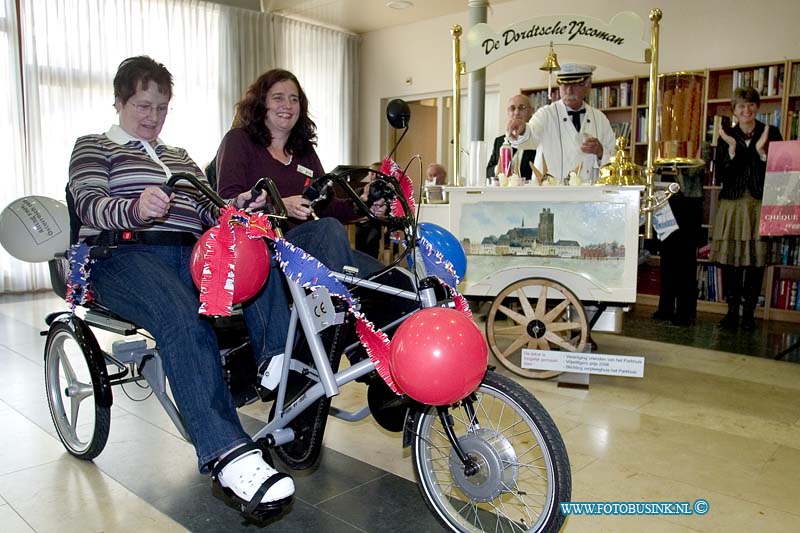 08102901.jpg - FOTOOPDRACHT:Dordrecht:29-10-2008:overhandigt wethouder Kamsteeg een duofiets en ijscokar aan de bewoners van verpleeghuis het Parkhuis aan de Haaswijkweg Oost 69a.Deze digitale foto blijft eigendom van FOTOPERSBURO BUSINK. Wij hanteren de voorwaarden van het N.V.F. en N.V.J. Gebruik van deze foto impliceert dat u bekend bent  en akkoord gaat met deze voorwaarden bij publicatie.EB/ETIENNE BUSINK