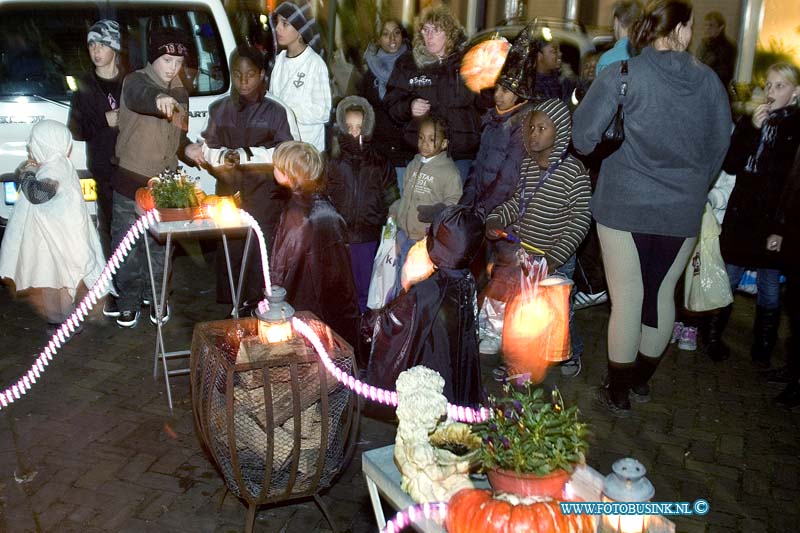 08103108.jpg - FOTOOPDRACHT:Dordrecht:31-10-2008:helloween in de rozenstraat met snoep kinderen en levende griezelspook en stal helloweenstal van frans faassenDeze digitale foto blijft eigendom van FOTOPERSBURO BUSINK. Wij hanteren de voorwaarden van het N.V.F. en N.V.J. Gebruik van deze foto impliceert dat u bekend bent  en akkoord gaat met deze voorwaarden bij publicatie.EB/ETIENNE BUSINK