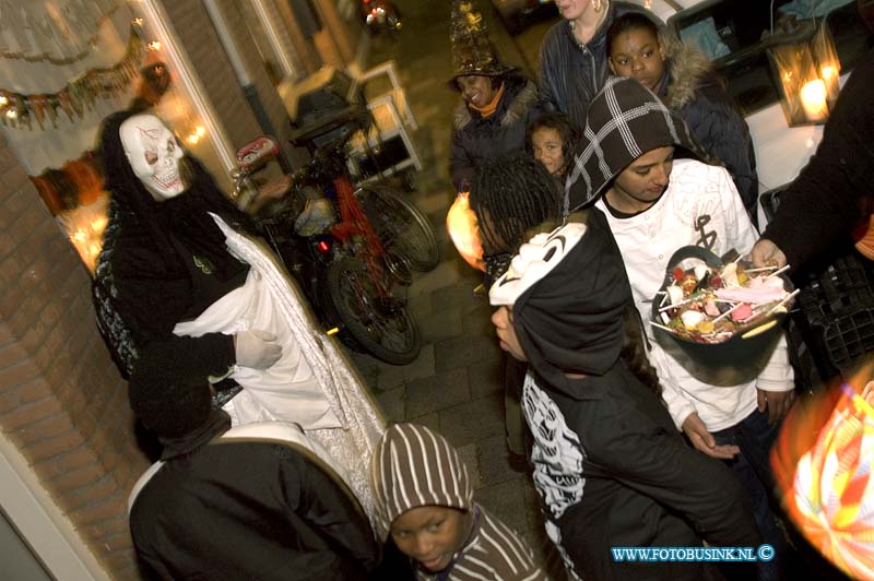 08103109.jpg - FOTOOPDRACHT:Dordrecht:31-10-2008:helloween in de rozenstraat met snoep kinderen en levende griezelspook en stal helloweenstal van frans faassenDeze digitale foto blijft eigendom van FOTOPERSBURO BUSINK. Wij hanteren de voorwaarden van het N.V.F. en N.V.J. Gebruik van deze foto impliceert dat u bekend bent  en akkoord gaat met deze voorwaarden bij publicatie.EB/ETIENNE BUSINK