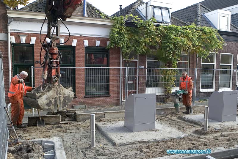 08103110.jpg - FOTOOPDRACHT:Dordrecht:31-10-2008:Dubbeldamseweg ingraven van onder grondsevuil containersDeze digitale foto blijft eigendom van FOTOPERSBURO BUSINK. Wij hanteren de voorwaarden van het N.V.F. en N.V.J. Gebruik van deze foto impliceert dat u bekend bent  en akkoord gaat met deze voorwaarden bij publicatie.EB/ETIENNE BUSINK