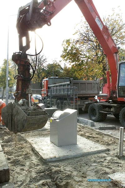 08103111.jpg - FOTOOPDRACHT:Dordrecht:31-10-2008:Dubbeldamseweg ingraven van onder grondsevuil containersDeze digitale foto blijft eigendom van FOTOPERSBURO BUSINK. Wij hanteren de voorwaarden van het N.V.F. en N.V.J. Gebruik van deze foto impliceert dat u bekend bent  en akkoord gaat met deze voorwaarden bij publicatie.EB/ETIENNE BUSINK