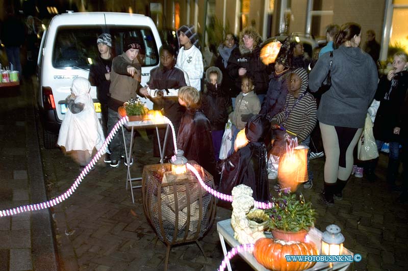 08103113.jpg - FOTOOPDRACHT:Dordrecht:31-10-2008:helloween in de rozenstraat met snoep kinderen en levende griezelspook en stal helloweenstal van frans faassenDeze digitale foto blijft eigendom van FOTOPERSBURO BUSINK. Wij hanteren de voorwaarden van het N.V.F. en N.V.J. Gebruik van deze foto impliceert dat u bekend bent  en akkoord gaat met deze voorwaarden bij publicatie.EB/ETIENNE BUSINK