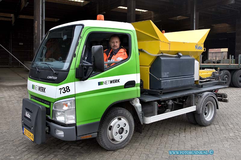 08110101.jpg - FOTOOPDRACHT:Doprdrecht:01-11-2008:De nieuwe smalle kleine strooiwagen van netwerk in Deze digitale foto blijft eigendom van FOTOPERSBURO BUSINK. Wij hanteren de voorwaarden van het N.V.F. en N.V.J. Gebruik van deze foto impliceert dat u bekend bent  en akkoord gaat met deze voorwaarden bij publicatie.EB/ETIENNE BUSINK