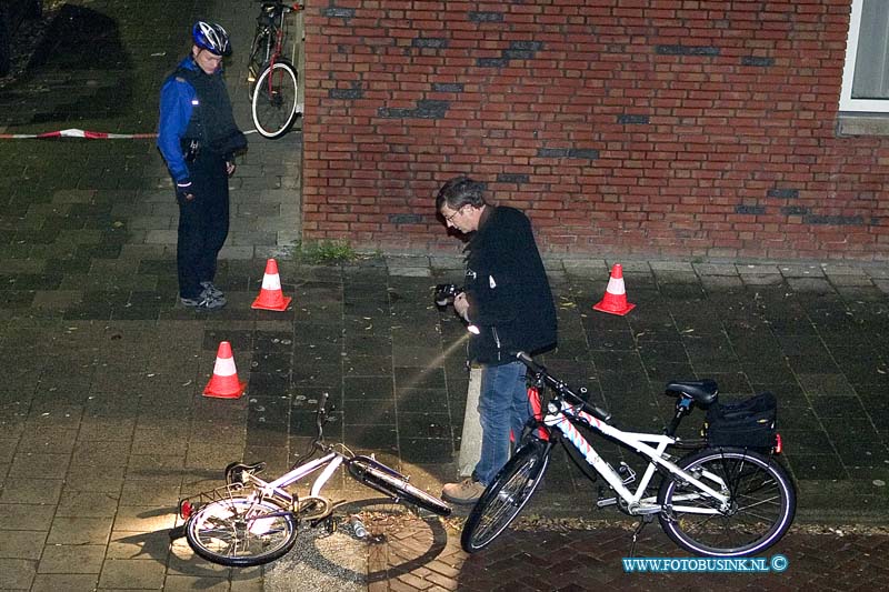 08110302.jpg - FOTOOPDRACHT:Dordrecht:03-11-2008:In de wijk oud krispijn te dordrecht zijn vanavond 2 gewonden gevallen bij een schiet partij in de Isaac da Costastraat.er zijn veel kogels afgevuurt de politie zet een groot sporen onderzoek in. over de toedracht is nog niets bekend. de straten in de wijde omgeving zijn ruim afgezet ivm het onderzoek.Deze digitale foto blijft eigendom van FOTOPERSBURO BUSINK. Wij hanteren de voorwaarden van het N.V.F. en N.V.J. Gebruik van deze foto impliceert dat u bekend bent  en akkoord gaat met deze voorwaarden bij publicatie.EB/ETIENNE BUSINK